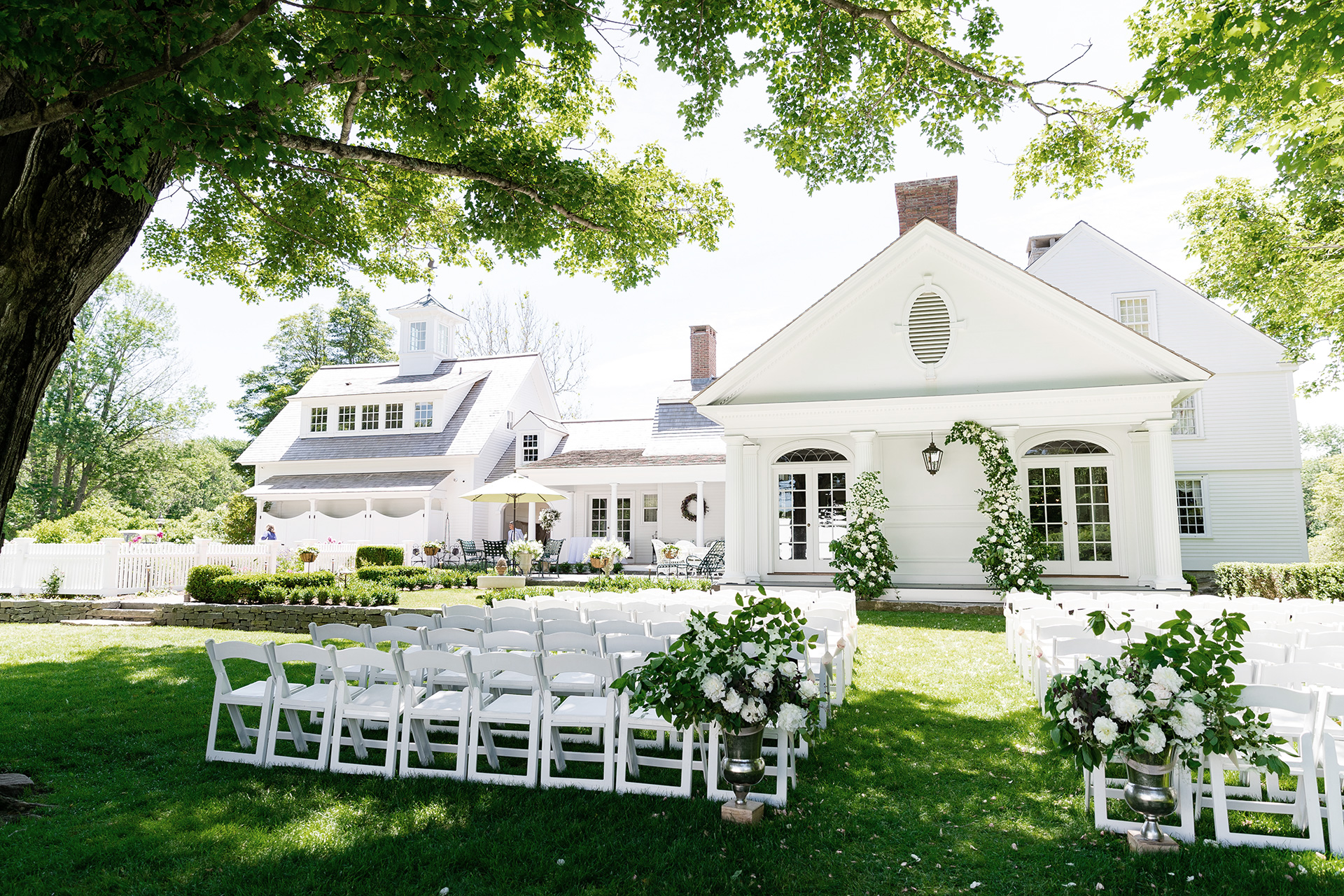 Smith Farm Gardens house. A white Wedding venue in Connecticut